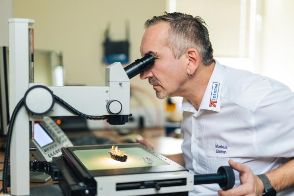 Measuring_microscope_sideways_with_Markus-Boehm-049